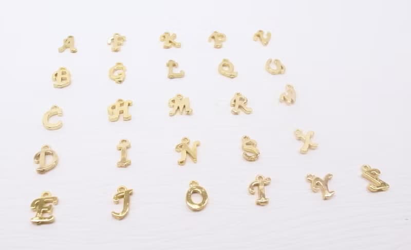 二毛銀【18K金黃銅底小型圈圈+英文字母耳環】一對。有耳夾款