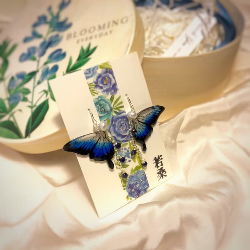 蝶之憶。手繪天堂/琉璃鳳蝶。珍珠/青金石。純銀耳環/可改耳夾