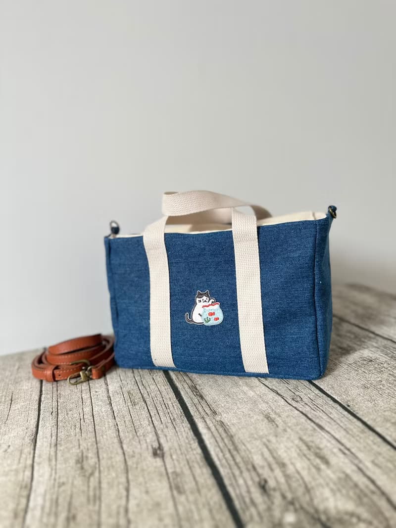 日系可愛刺繡貓 多功能肩背包斜背包 可拆卸可調節背帶內袋設計