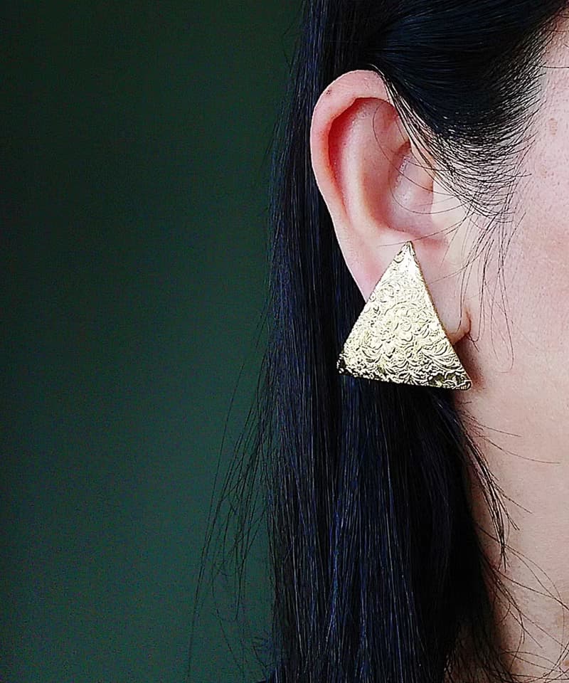 Vintage Jewelry 西洋古董飾品 細緻雕花三角  夾式耳環