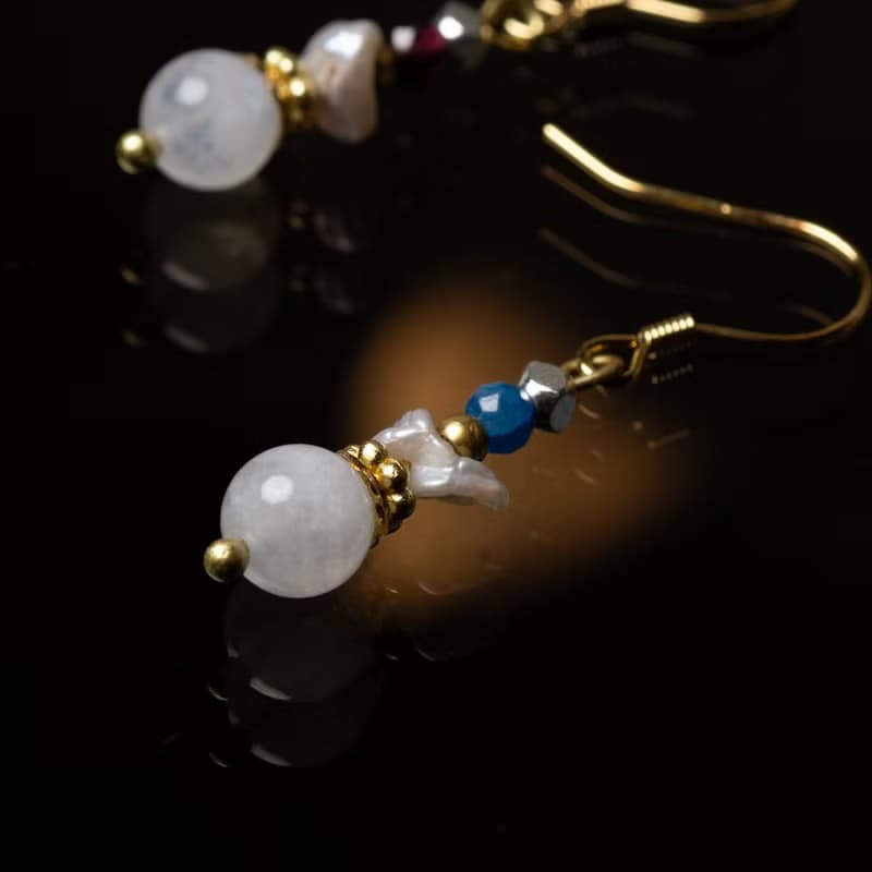 永恆的淚珠 l 藍晶白月光珍珠耳勾式耳環 E0029