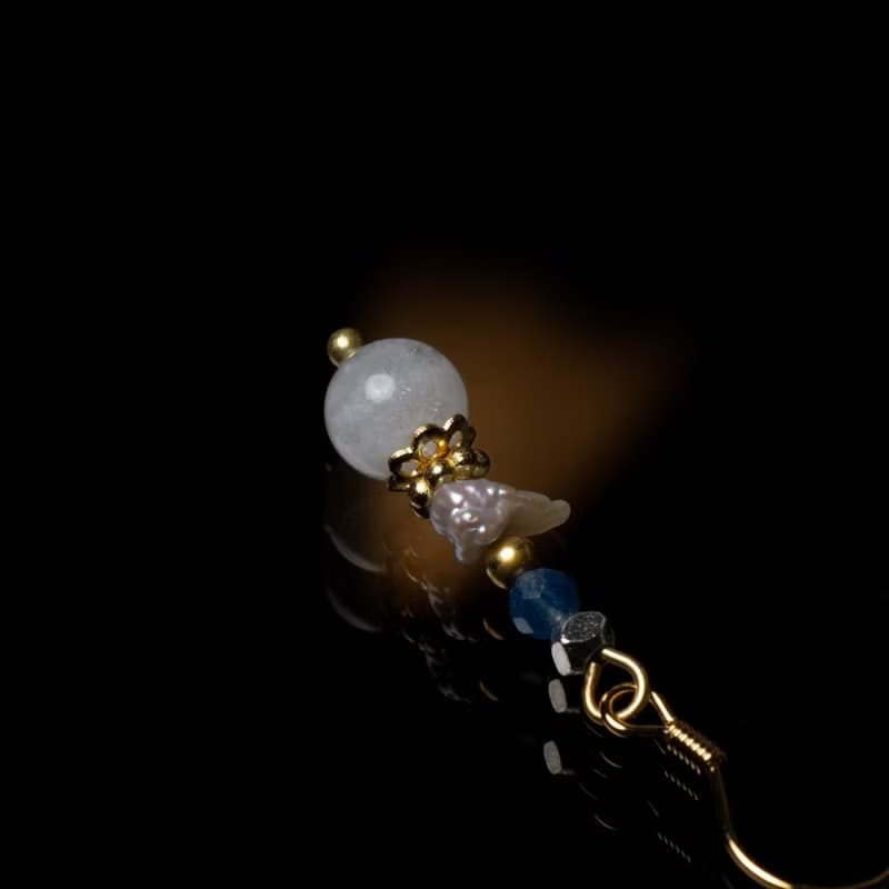 永恆的淚珠 l 藍晶白月光珍珠耳勾式耳環 E0029