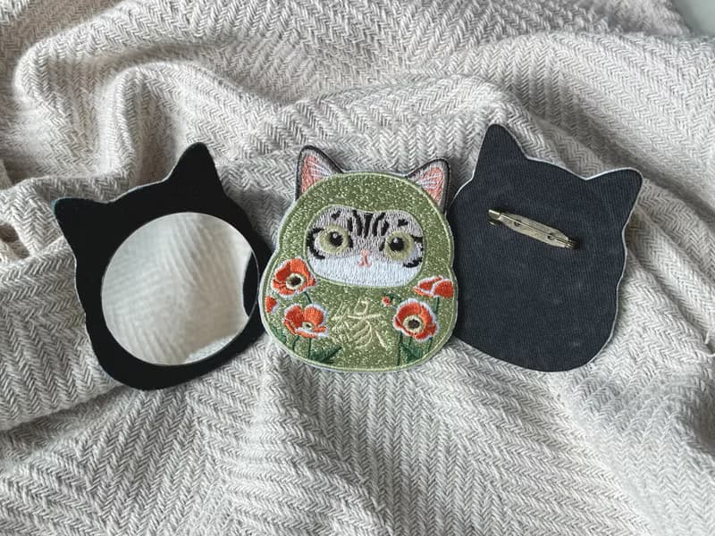 橘貓 刺繡 隨身鏡/燙貼/別針 | 達摩 招財貓 電繡 布貼