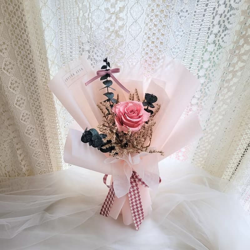 【現貨】永生玫瑰花花束。禮物。附提袋。情人節。禮物