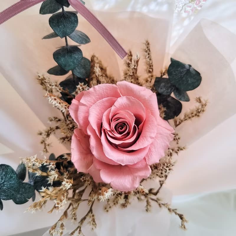 【現貨】永生玫瑰花花束。禮物。附提袋。情人節。禮物