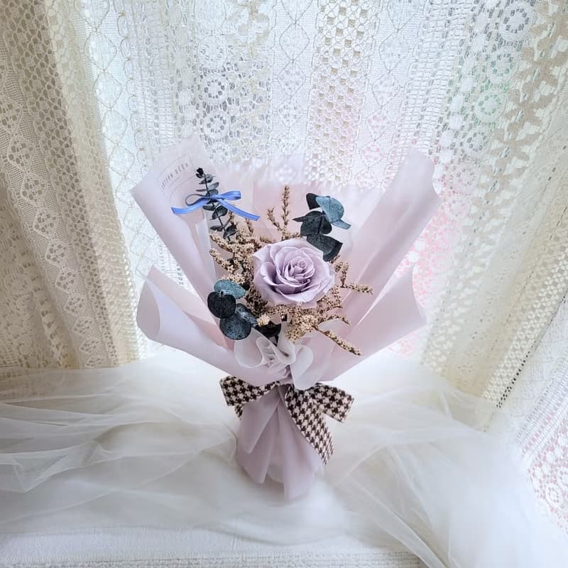 【現貨】永生玫瑰花花束。禮物。附提袋。情人節。禮物