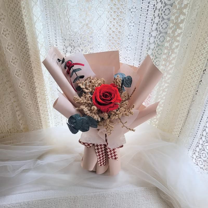 【現貨】永生玫瑰花花束。禮物。附提袋。情人節。禮物