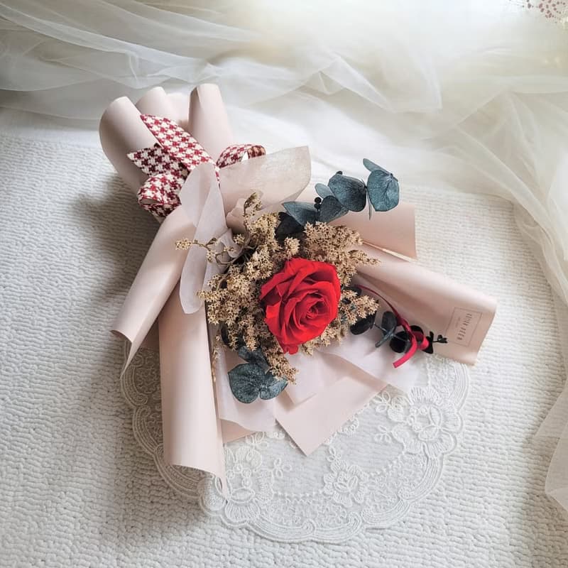 【現貨】永生玫瑰花花束。禮物。附提袋。情人節。禮物