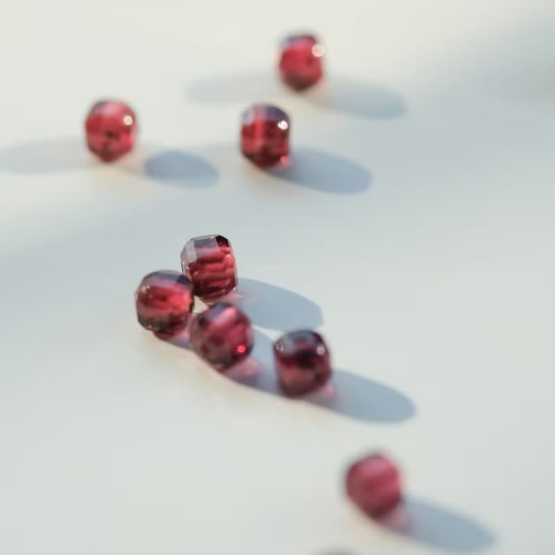 午茶時光 小方糖手鍊 紅石榴方塊 | 拉長石 14K包金 天然水晶