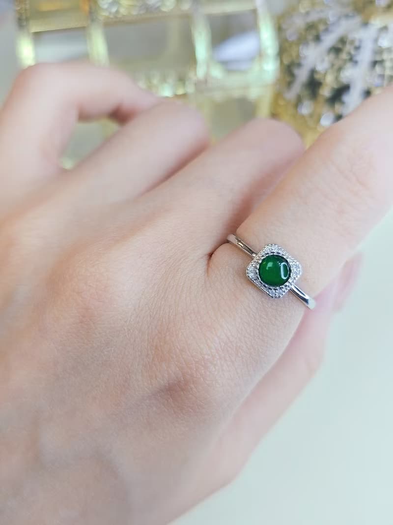 |有錢花|A貨翡翠冰玻辣綠飽滿蛋面5mm純銀鍍18k極簡方戒指