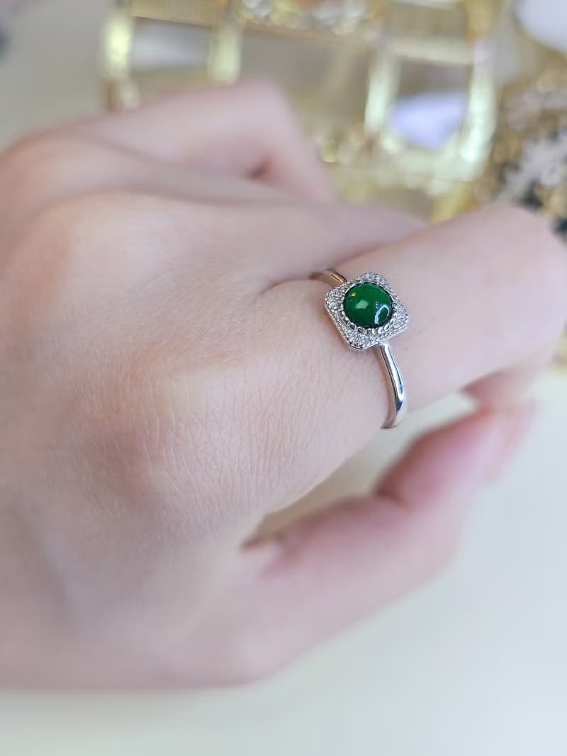 |有錢花|A貨翡翠冰玻辣綠飽滿蛋面5mm純銀鍍18k極簡方戒指