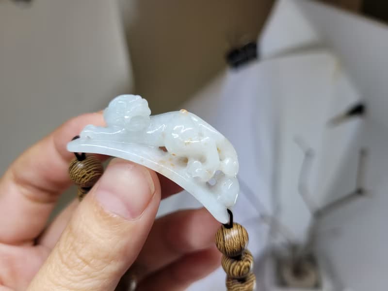 【親翠】天然翡翠 豹型灑金如意尾絕美貔貅手牌