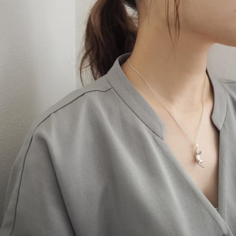 両手で星をつかんだ白猫ペンダント