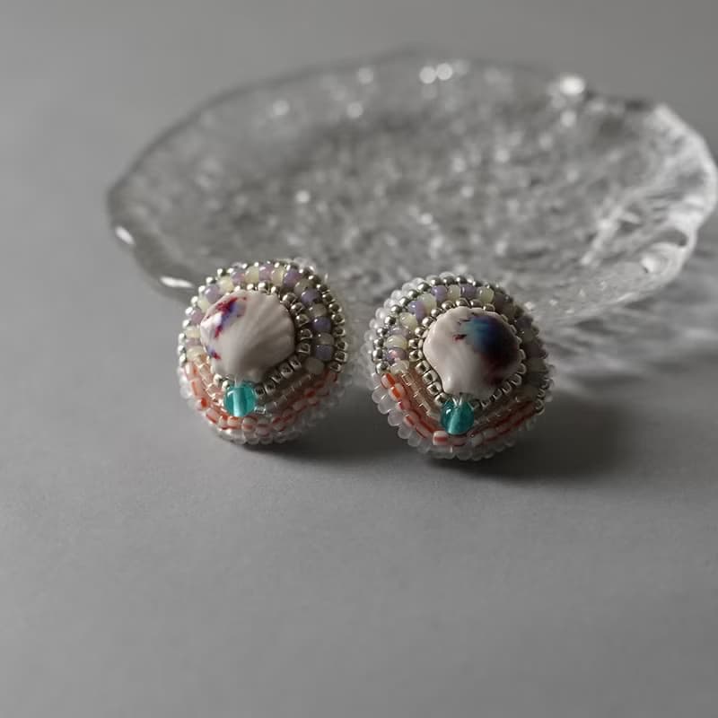 おしゃべりなイヤリング ピアス No.24 ホワイトの貝がらモチーフ×カラフル ビーズ刺繍デザイン 大ぶり サージカルステンレス 金具選択可 サーカス
