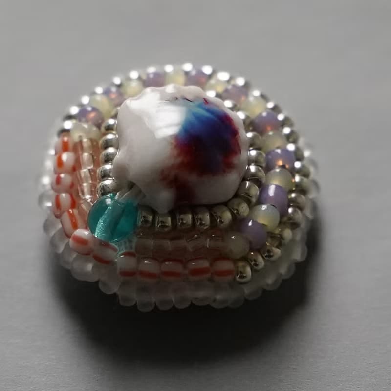 おしゃべりなイヤリング ピアス No.24 ホワイトの貝がらモチーフ×カラフル ビーズ刺繍デザイン 大ぶり サージカルステンレス 金具選択可 サーカス