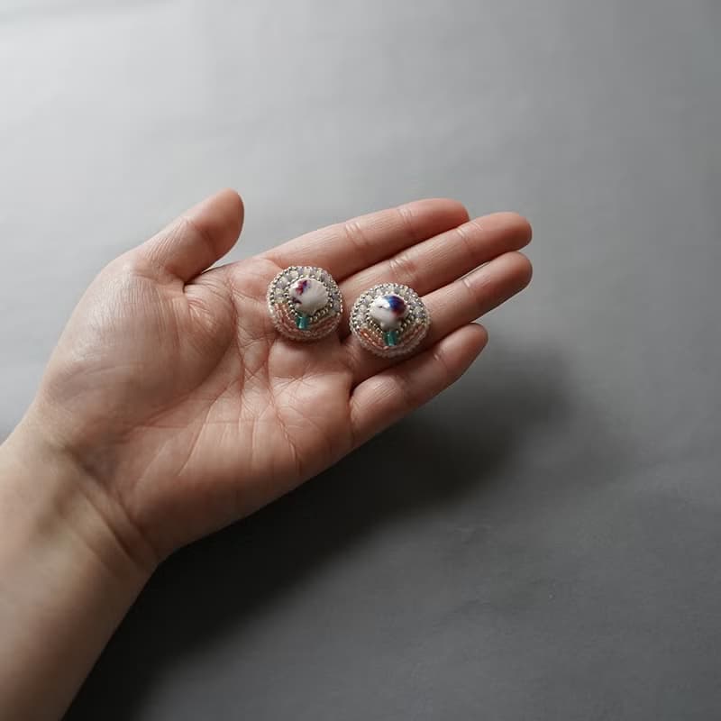 おしゃべりなイヤリング ピアス No.24 ホワイトの貝がらモチーフ×カラフル ビーズ刺繍デザイン 大ぶり サージカルステンレス 金具選択可 サーカス