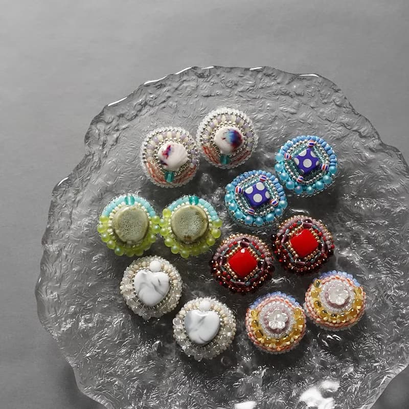 おしゃべりなイヤリング ピアス No.24 ホワイトの貝がらモチーフ×カラフル ビーズ刺繍デザイン 大ぶり サージカルステンレス 金具選択可 サーカス