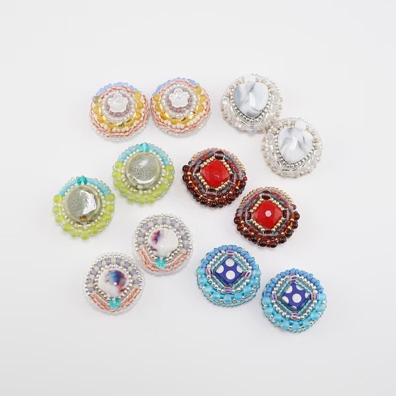 おしゃべりなイヤリング ピアス No.24 ホワイトの貝がらモチーフ×カラフル ビーズ刺繍デザイン 大ぶり サージカルステンレス 金具選択可 サーカス