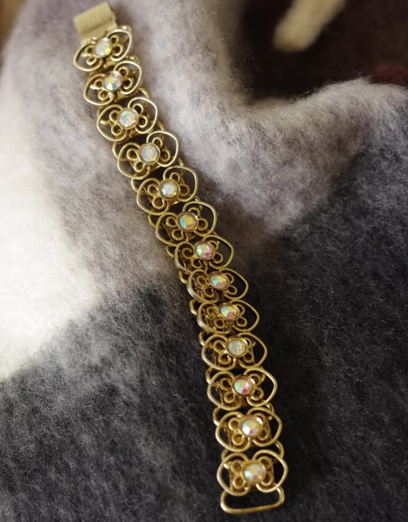 老又好古董珠寶 金色蕾絲雕花透光萊茵石手鍊 BR255