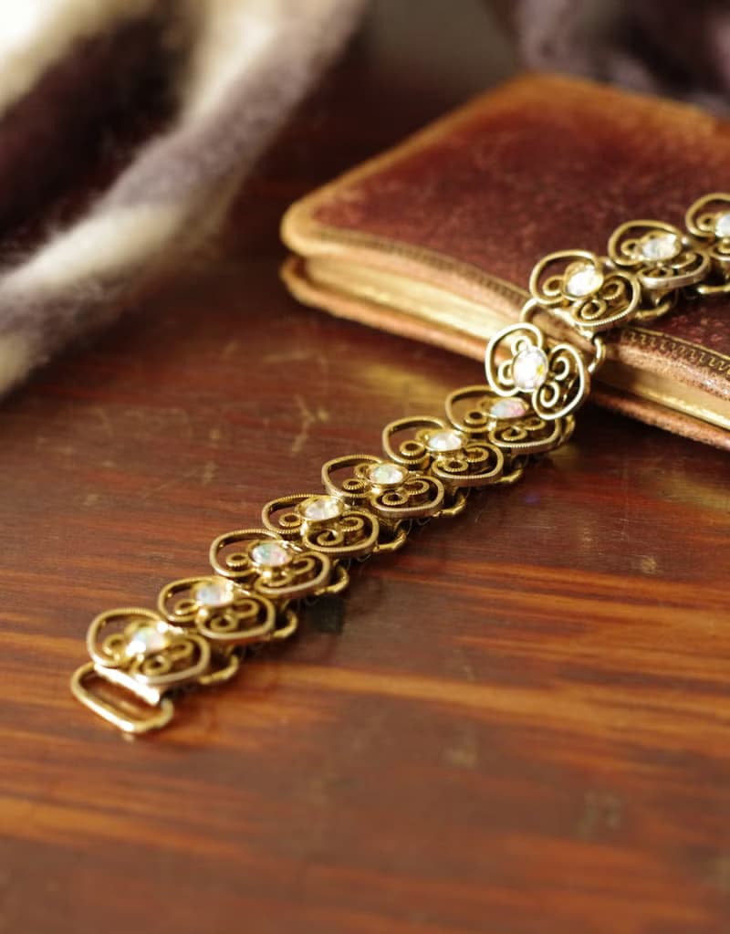 老又好古董珠寶 金色蕾絲雕花透光萊茵石手鍊 BR255