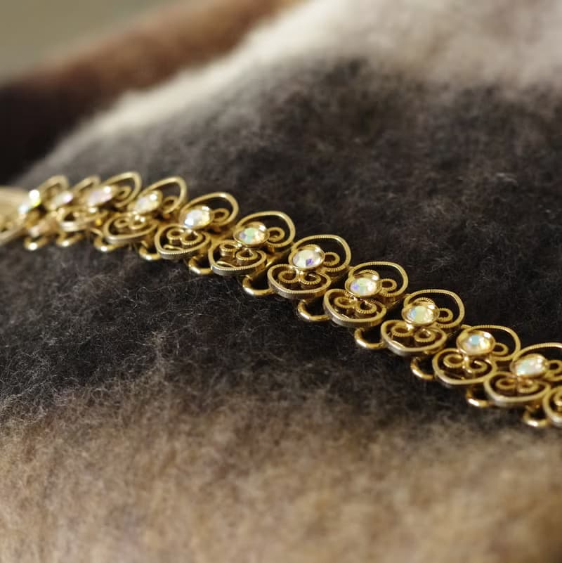 老又好古董珠寶 金色蕾絲雕花透光萊茵石手鍊 BR255