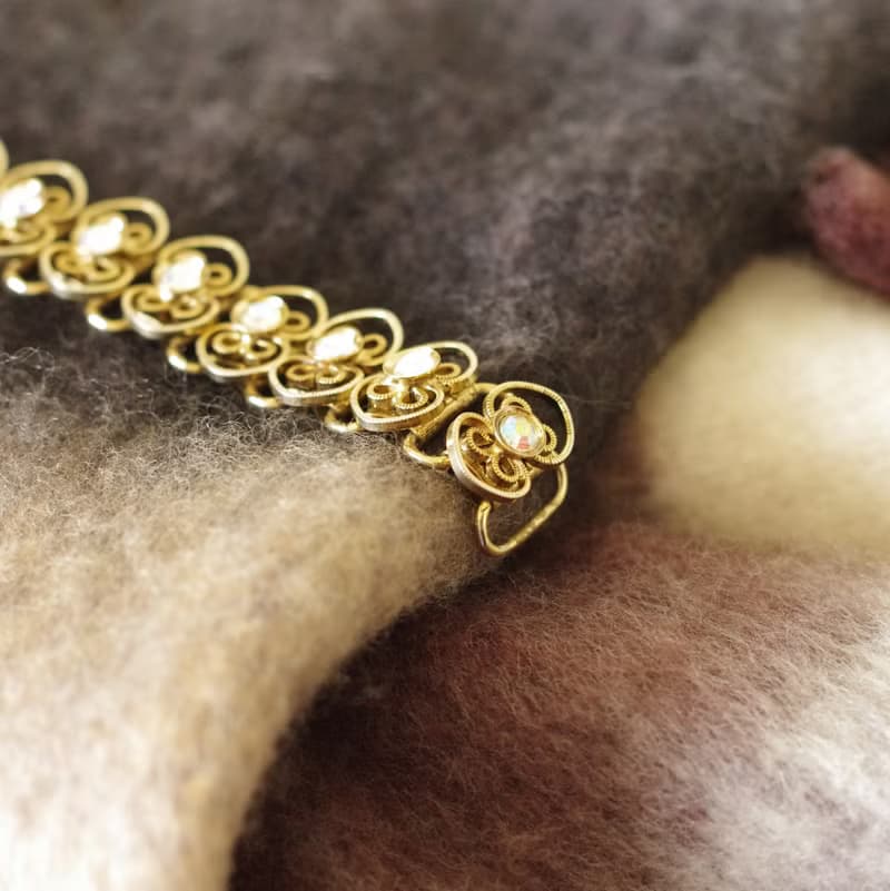 老又好古董珠寶 金色蕾絲雕花透光萊茵石手鍊 BR255