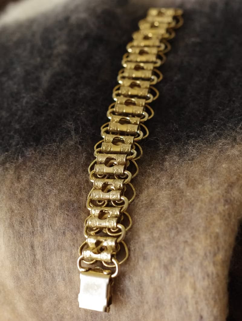 老又好古董珠寶 金色蕾絲雕花透光萊茵石手鍊 BR255