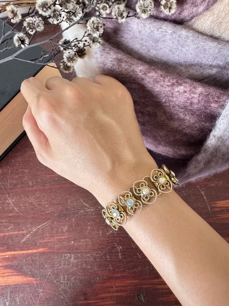 老又好古董珠寶 金色蕾絲雕花透光萊茵石手鍊 BR255