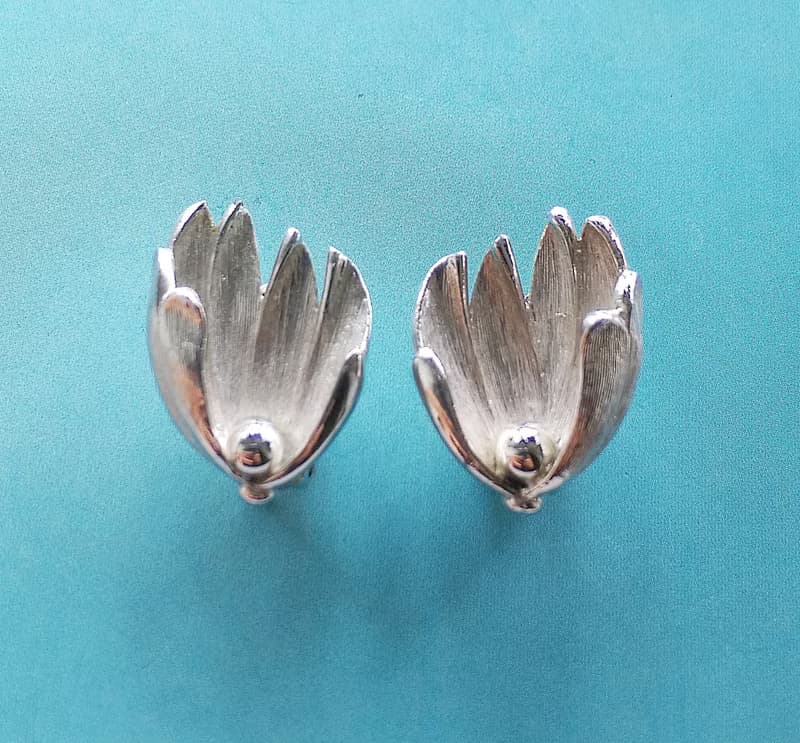 Vintage Jewelry 西洋古董飾品 PASTELLI 銀色調 花蕊 夾式耳環