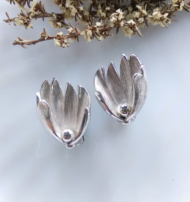 Vintage Jewelry 西洋古董飾品 PASTELLI 銀色調 花蕊 夾式耳環