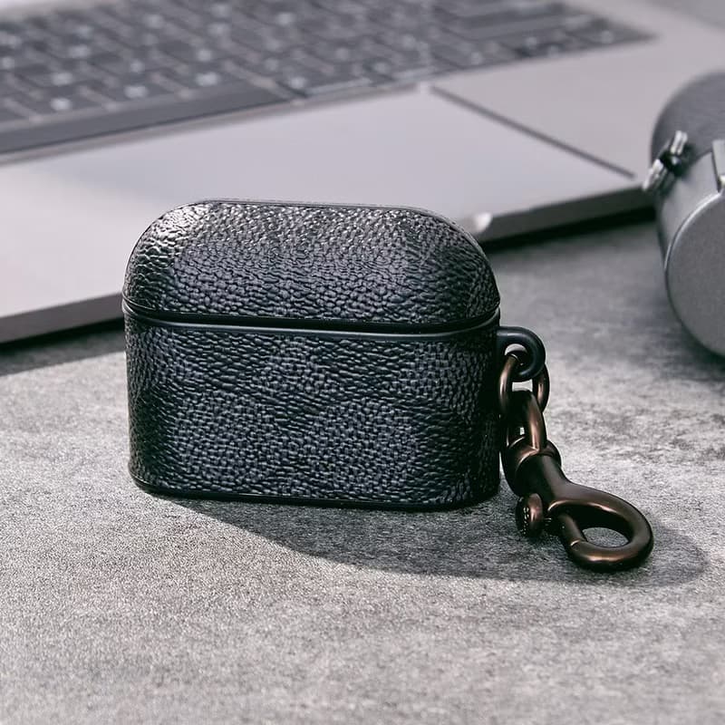 【COACH】 AirPods Pro 1/2代保護殼 耳機保護套- 經典LOGO 黑色