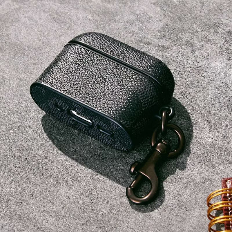 【COACH】 AirPods Pro 1/2代保護殼 耳機保護套- 經典LOGO 黑色
