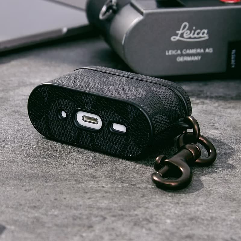【COACH】 AirPods Pro 1/2代保護殼 耳機保護套- 經典LOGO 黑色