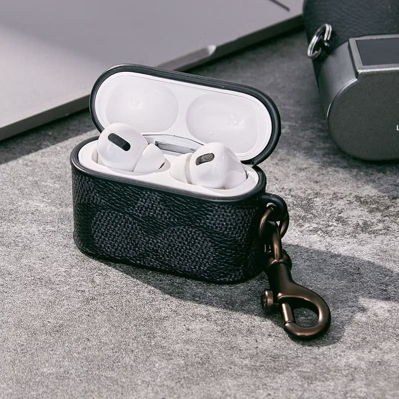 【COACH】 AirPods Pro 1/2代保護殼 耳機保護套- 經典LOGO 黑色
