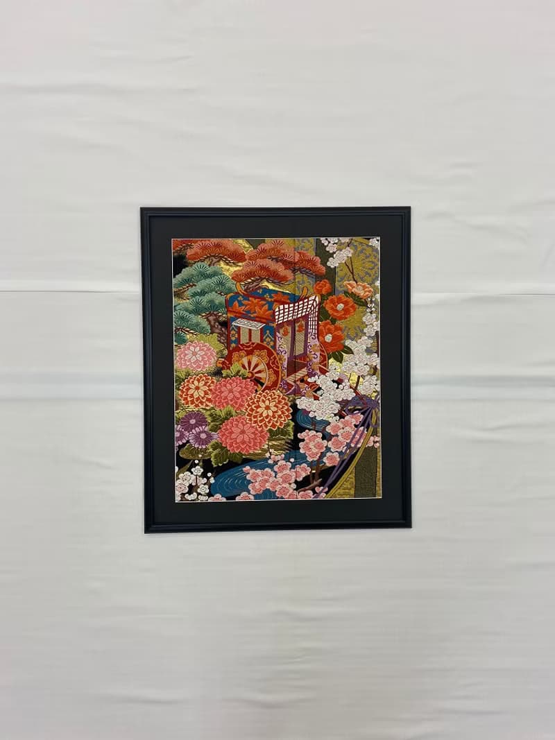 品番114　刺繍着物 和モダン 和風インテリア 御所車 流水柄 プレゼント 結婚祝 新築祝 長寿祝 縁起物 額装インテリア