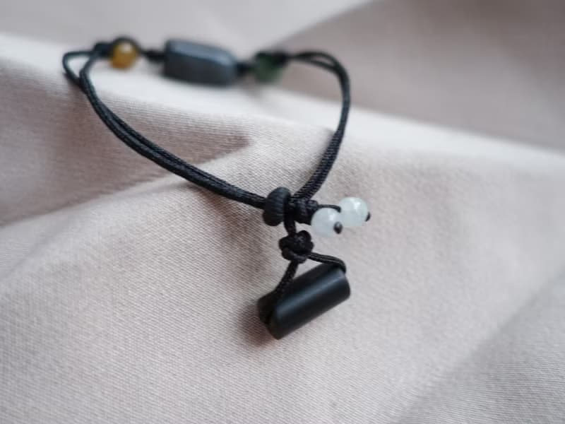 四方遇貴人・天然烏雞翡翠結繩手鍊・緬甸玉・纏絲瑪瑙