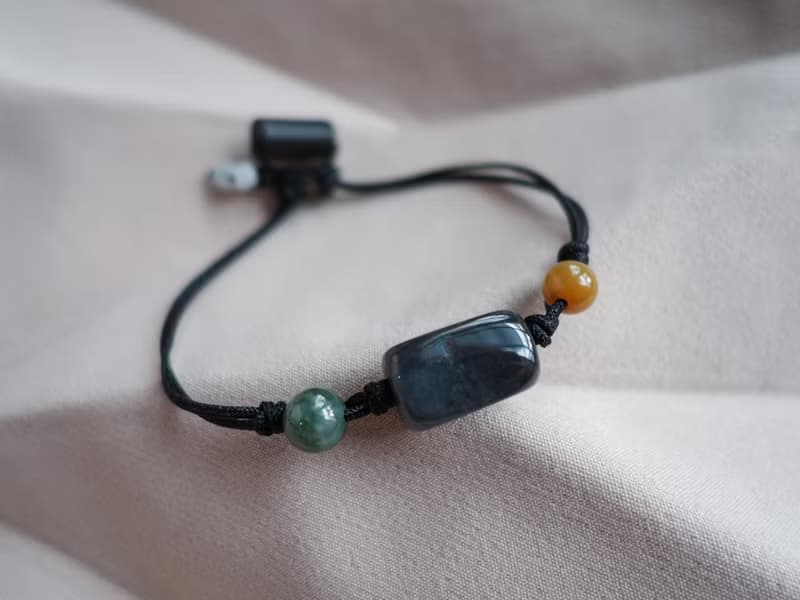 四方遇貴人・天然烏雞翡翠結繩手鍊・緬甸玉・纏絲瑪瑙