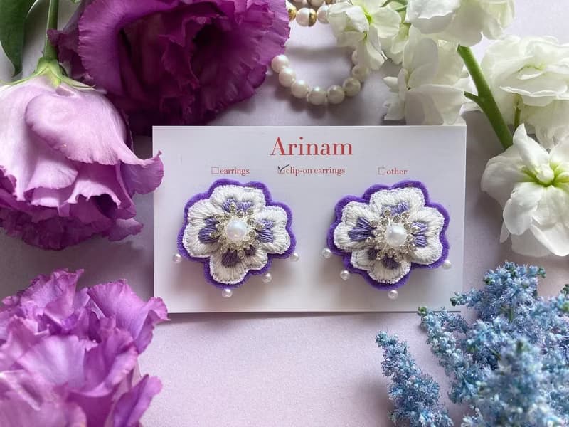 刺繍アクセサリー/リゾート/ウエディング/ラベンダーピアスor イヤリング - Frill - white × lavender purple