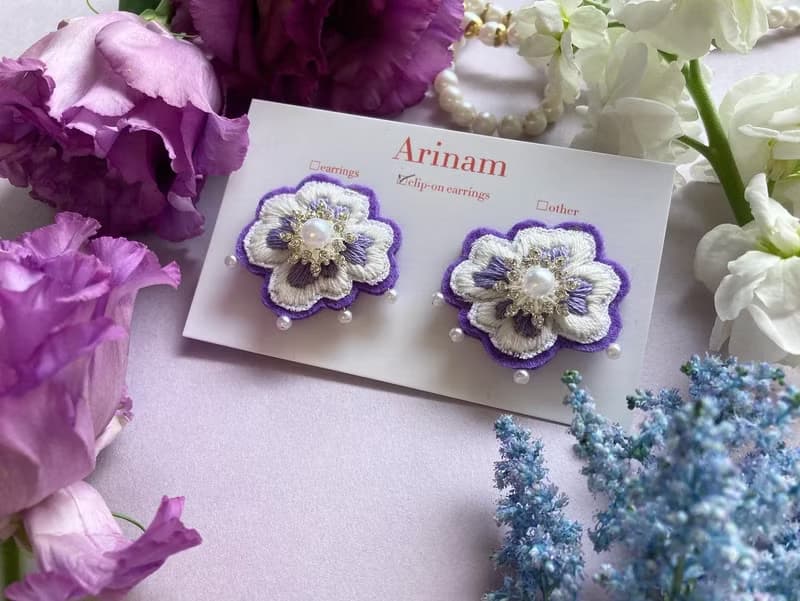 刺繍アクセサリー/リゾート/ウエディング/ラベンダーピアスor イヤリング - Frill - white × lavender purple