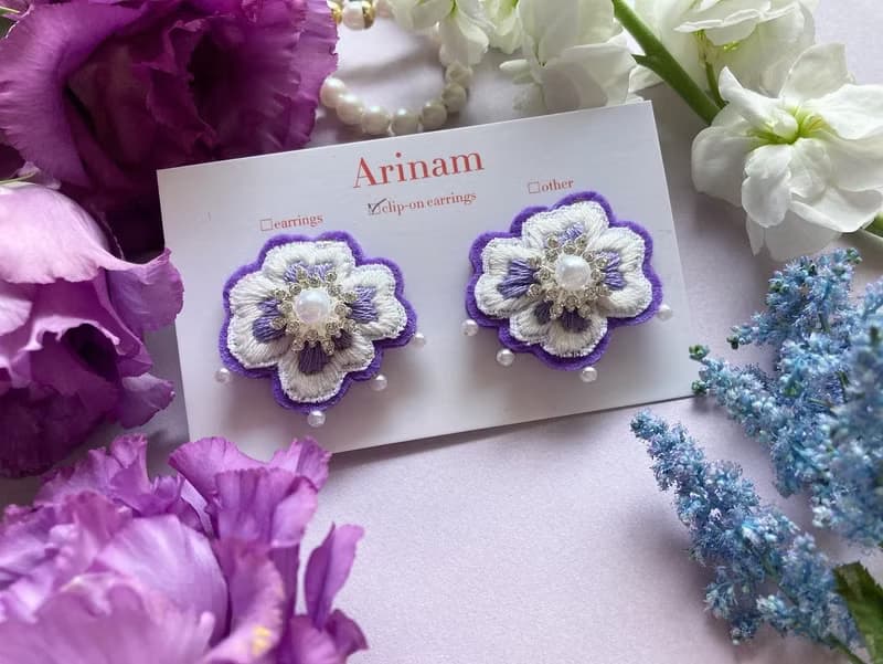 刺繍アクセサリー/リゾート/ウエディング/ラベンダーピアスor イヤリング - Frill - white × lavender purple