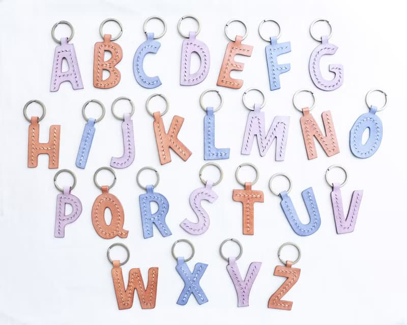 【頭文字 P｜Q｜R｜S｜T 英文字母鎖匙扣—白蠟皮組｜W.W 】好好縫 皮革材料包 手工包 擦蠟皮 匙扣 鑰匙圈 簡約實用 意大利皮 植鞣革 皮革DIY