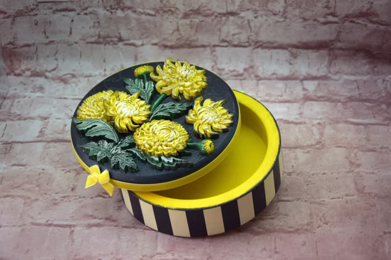 Round jewelry storage box with voluminous yellow chrysanthemum flowers