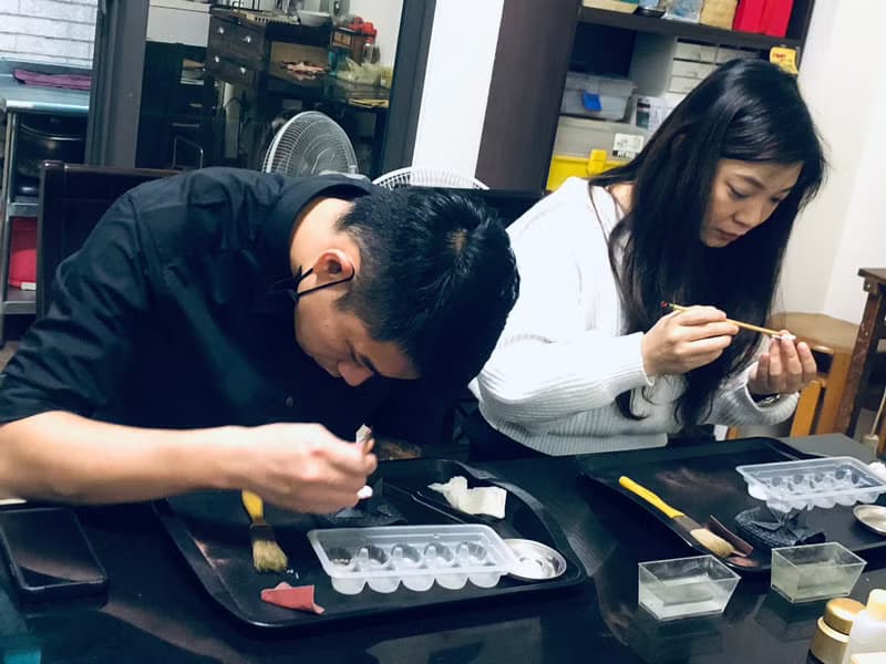 【體驗】琺瑯+金工鍛敲手作│炫彩幾何噴釉琺瑯│文化幣│台南旅遊