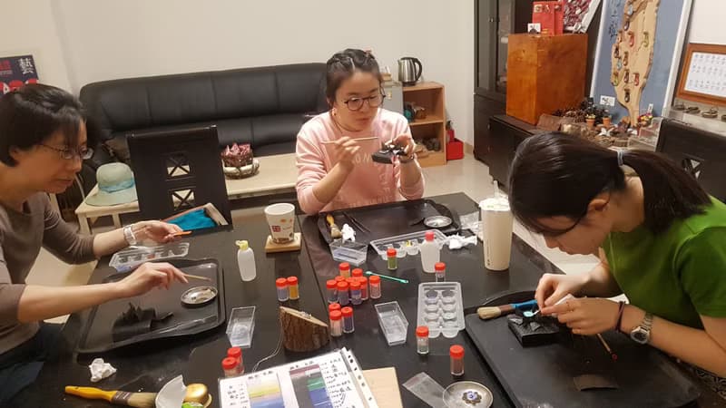 【體驗】琺瑯+金工鍛敲手作│炫彩幾何噴釉琺瑯│文化幣│台南旅遊