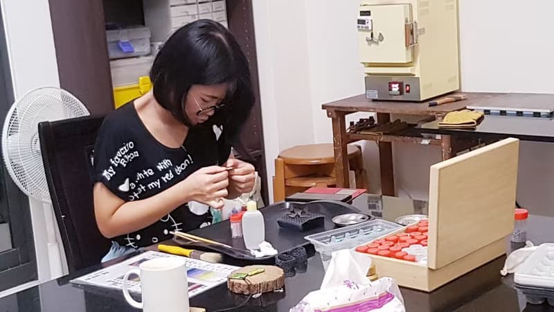 【體驗】琺瑯+金工鍛敲手作│炫彩幾何噴釉琺瑯│文化幣│台南旅遊