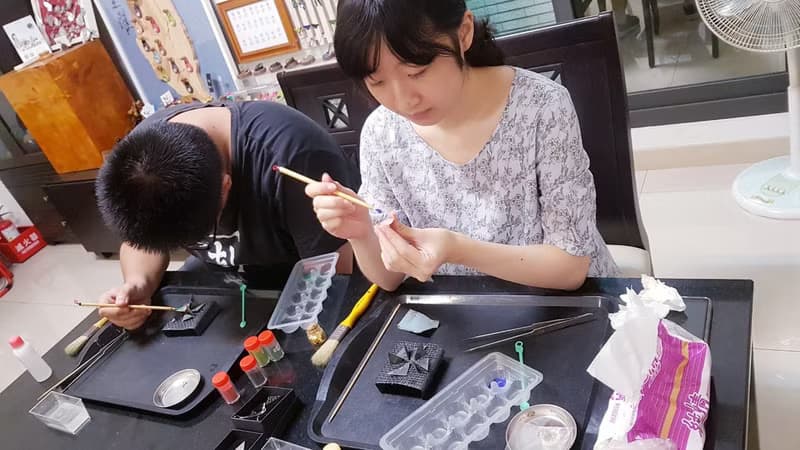 【體驗】琺瑯+金工鍛敲手作│炫彩幾何噴釉琺瑯│文化幣│台南旅遊