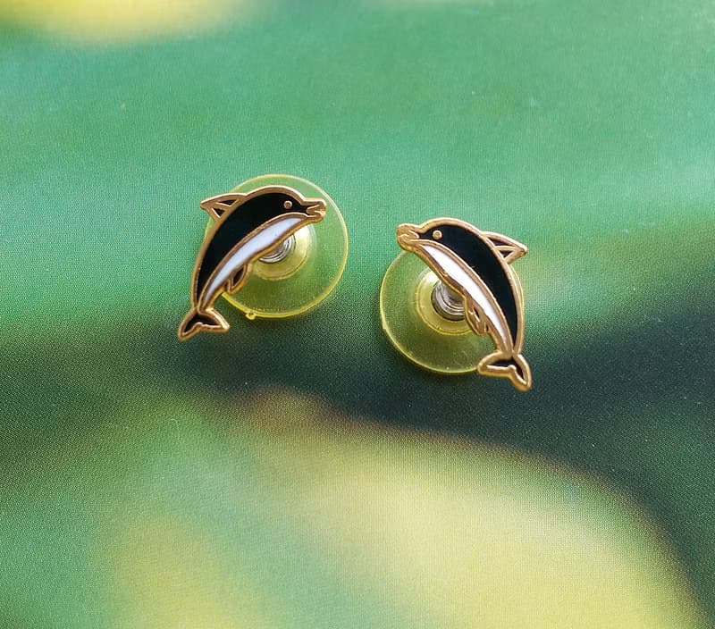 【西洋古董飾品 】景泰藍-小巧 可愛 黑白小海豚 針式耳環