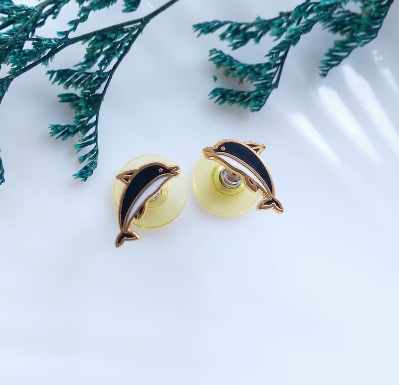 【西洋古董飾品 】景泰藍-小巧 可愛 黑白小海豚 針式耳環