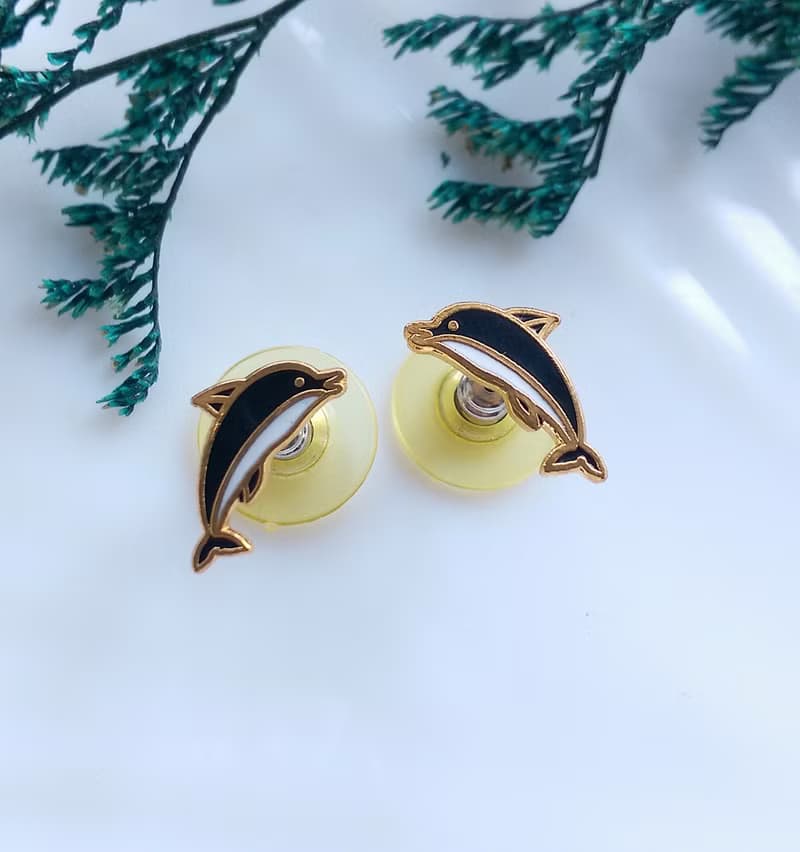 【西洋古董飾品 】景泰藍-小巧 可愛 黑白小海豚 針式耳環