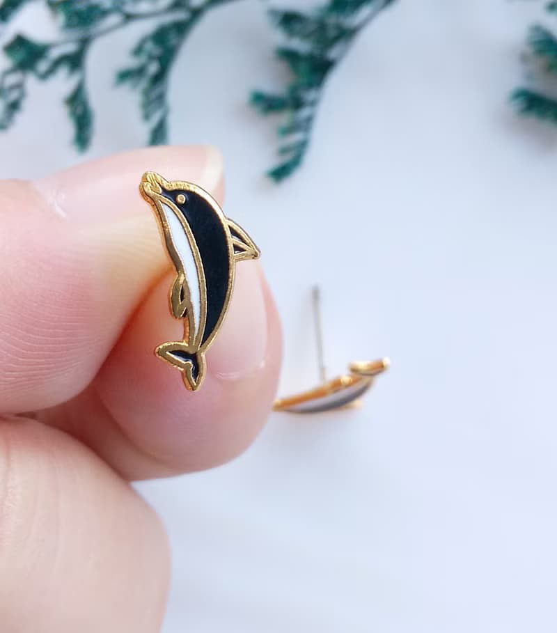 【西洋古董飾品 】景泰藍-小巧 可愛 黑白小海豚 針式耳環